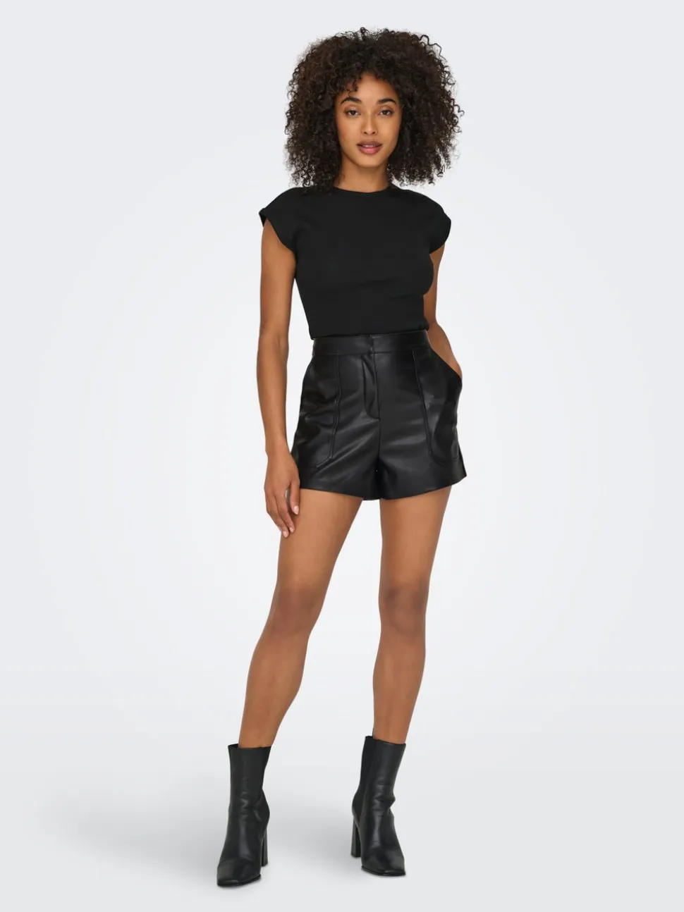 ONLTRICIA Vita media Baggy Fit Pantaloncini in finta pelle